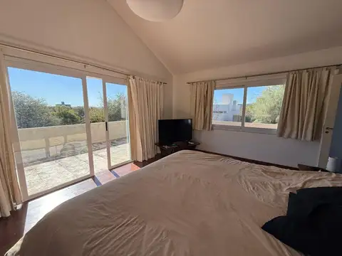 Casa 8 ambientes con 3 baños
