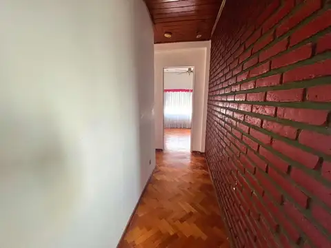 Departamento de 4 ambientes con patio y balcon