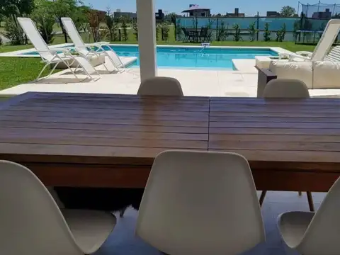 Casa en Alquiler con 1 cochera