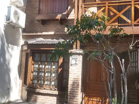 EXCELENTE TRIPLEX DE 4 AMBIENTES, 175M2 TOTALES, 20 AÑOS ENTRADA DE AUTO, QUINCHO C/PARRILLA Y FONDO LIBRE.