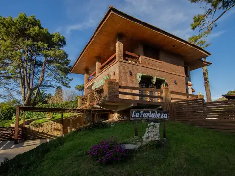 Casa en Venta - 5 Ambientes - Villa Gesell Centro.
