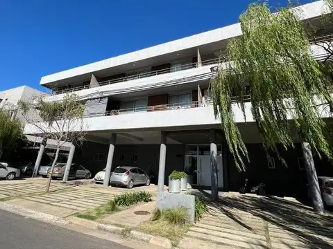 AMPLIO DEPARTAMENTO 1 DORMITORIO + 1 COCHERA EN FISHERTON
