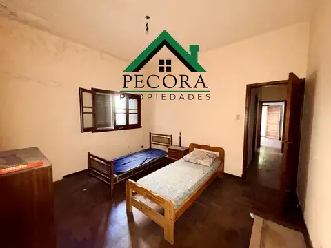 Casa 9 ambientes con 2 baños