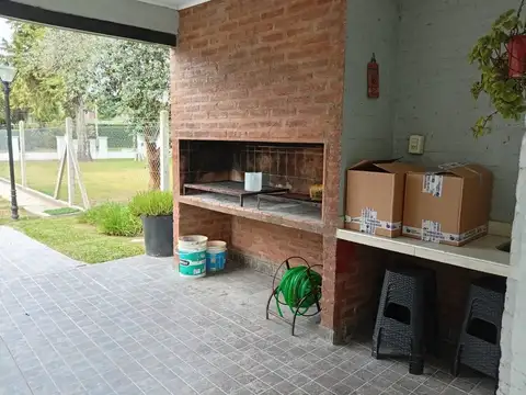 Casa 6 ambientes con 2 baños