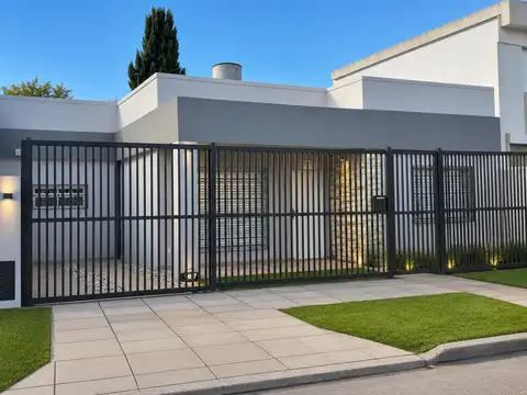 Casa totalmente reciclada  a nuevo en Castelar