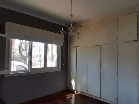 Casa en venta en Olivos, a reciclar.