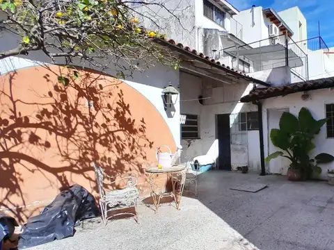 Casa en venta en Olivos, a reciclar.