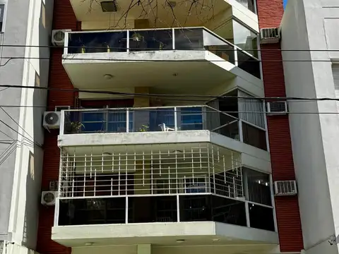 EXCLUSIVO y Clásico Depto. en Floresta- 5 Amb -  180 m2 -Excelente Construcción - Doble cochera - OPORTUNIDAD !!!