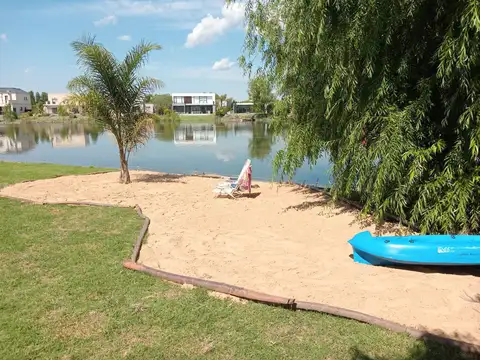 Venta de Casa a la laguna de 5 Ambientes en EL CANTÓN UF 58 NORTE