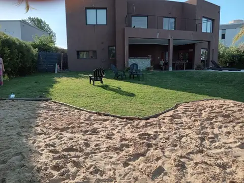 Venta de Casa a la laguna de 5 Ambientes en El Cantón.