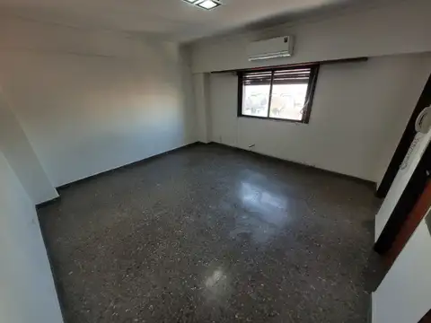 Amplio monoambiente con cocina y lavadero separado