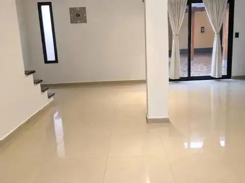 Casa 5 ambientes con 2 baños
