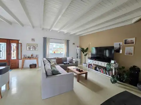 Casa 6 ambientes con 2 baños