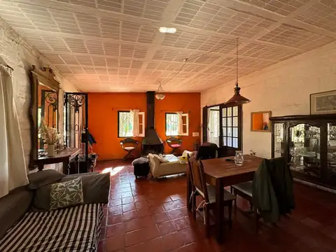 Casa 9 ambientes con 2 baños