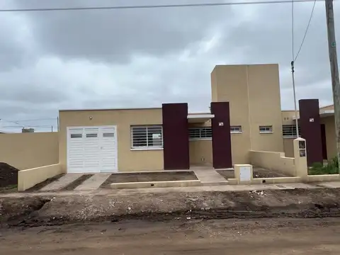 Alquilo casa 2 dormitorios barrio universitario de horizonte