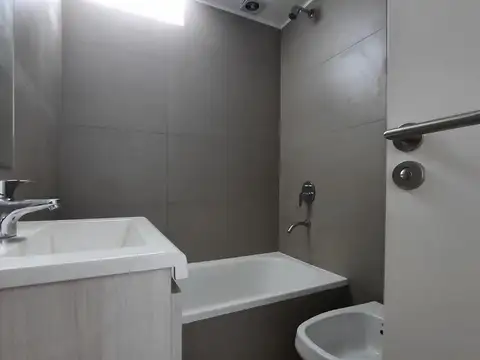 Amplio y luminoso dpto. Impecable  No se aceptan mascotas.