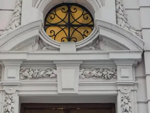 Montevideo e/ Avenida Rivadavia y Bartolomé Mitre.