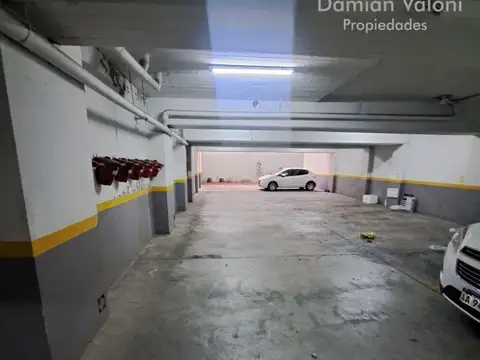 CÓMODA COCHERA CUBIERTA EN EXCELENTE EDIFICIO, CON PORTÓN AUTOMÁTICO.