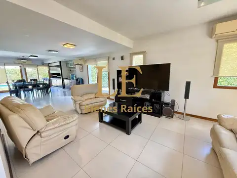 Casa en Venta con 3 cocheras