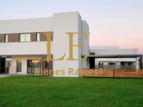 Casa en Venta con 6 cocheras