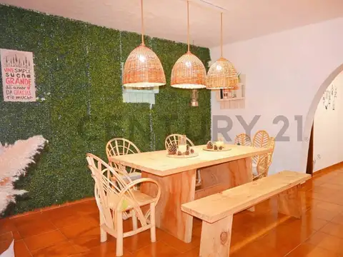 Venta de casa 5 ambientes con quincho y estudio en excelente ubicación Lomas de Zamora