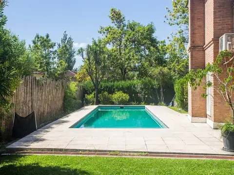 Casa en Alquiler con 2 cocheras