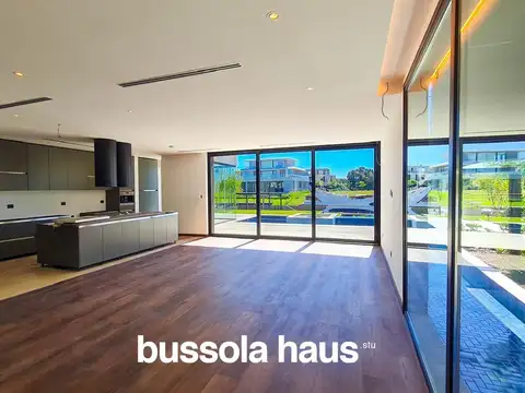Casa en Alquiler con 3 cocheras