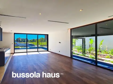 Casa 9 ambientes con 5 baños