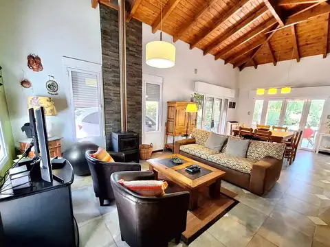 VENTA DE CASA 3 AMBIENTES CON PISCINA, QUINCHO Y PARQUE, SIERRA DE LA VENTANA