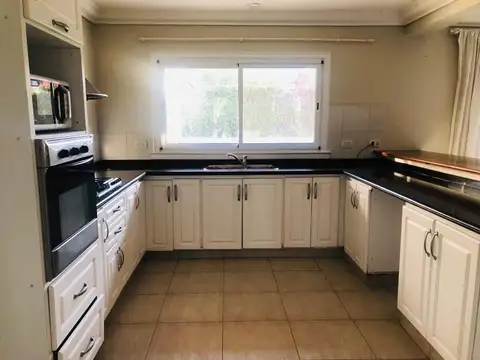 Casa en Alquiler con 2 cocheras