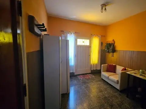 CASA FAMILIAR CON PILETA, COCHERA PARA 3 AUTOS Y GRAN LIVING EN PARQUE SAN MARTÍN