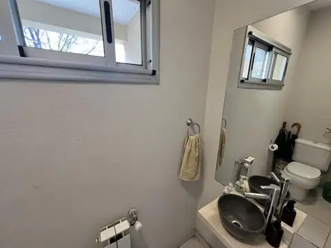 Casa en Alquiler con 3 cocheras