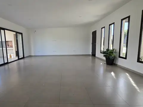 Casa en Alquiler con 2 cocheras