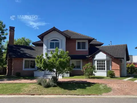 CASA EN VENTA EN FINCAS DEL LAGO CON SEIS DORMITORIOS  – MAROTO PROPIEDADES