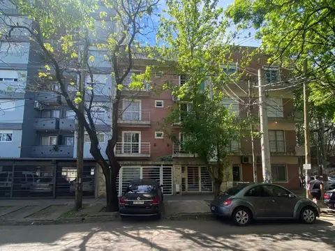 DEPARTAMENTO 2 AMBIENTES P.B CON PATIO Y COCHERA (CHICA)