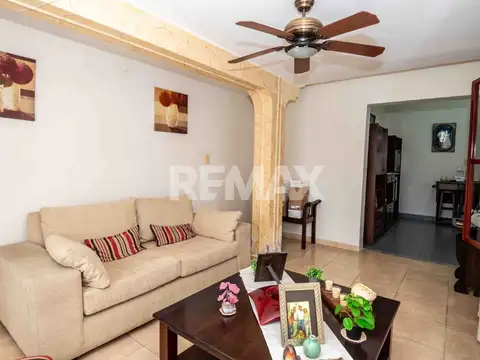 Casa en Venta con 2 cocheras