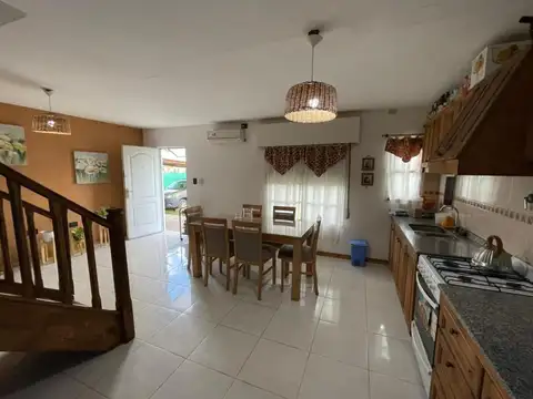 Casa 4 ambientes con 2 baños