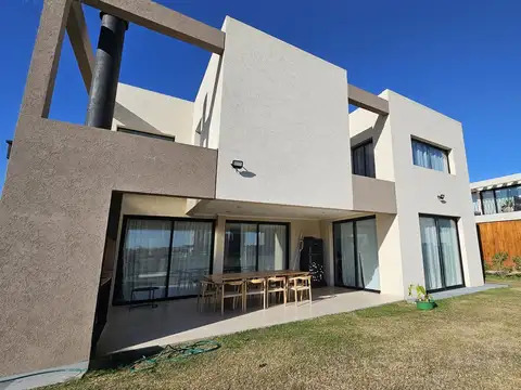 LHC. Venta Casa 6 amb con pileta en Riberas, Puertos del Lago, Escobar