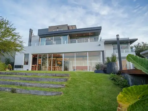 Casa 13 ambientes con 6 baños