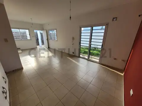 Duplex de 2 Dormitorios con Cochera en Venta en Ringuelet