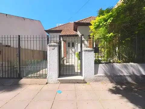 VENTA CASA 4 AMB EN DEVOTO A REFACCIONAR 