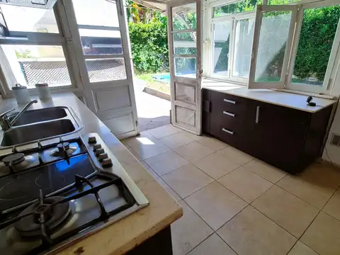 VENTA CASA 4 AMB CON JARDIN Y GARAGE DOBLE EN QUILMES