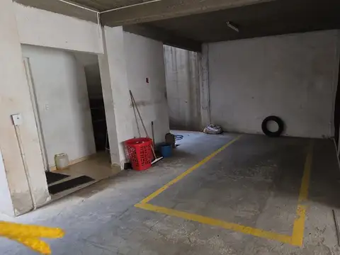 COCHERA CUBIERTA FIJA CON BAULERA EN PLENO CENTRO COMERCIAL DE CASEROS  