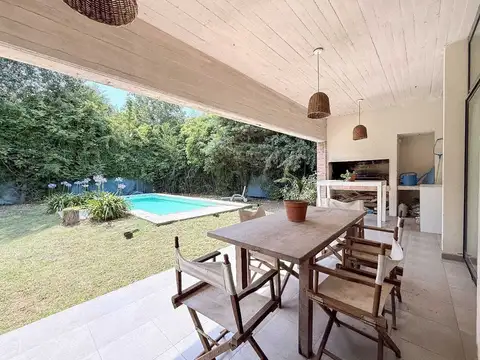 CASA EN VENTA 2 DORMITORIOS CITY BELL, PILETA