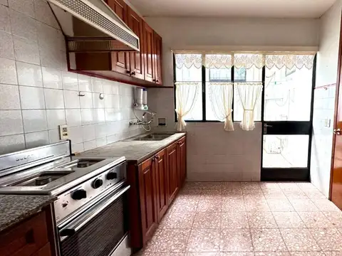 Casa de 3 dormitorios con garaje, patio y fondo.