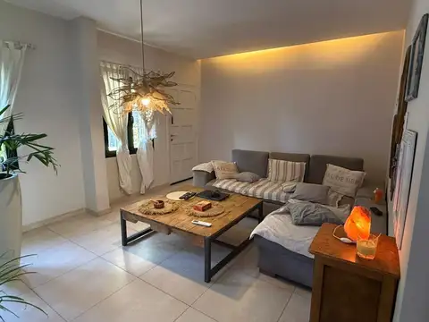 Venta de casa  de 3 Dormitorios y 2 baños con Piscina y Quincho en Barrio Jardín
