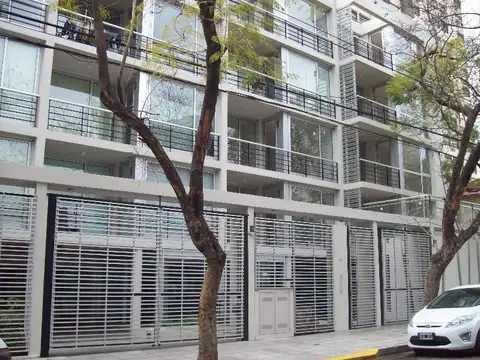 Departamento de 2 ambientes al frente con balcón en edificio de categoria.