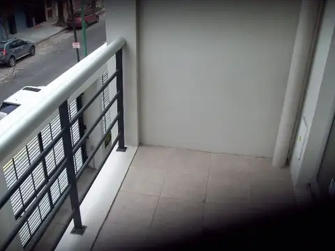 Departamento de 2 ambientes al frente con balcón en edificio de categoria.