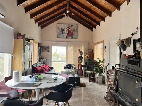 Casa 4 ambientes con 2 baños
