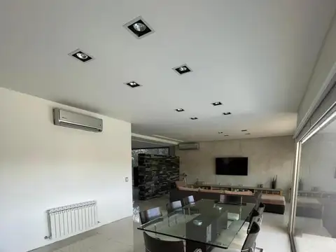 Casa en Venta con 2 cocheras